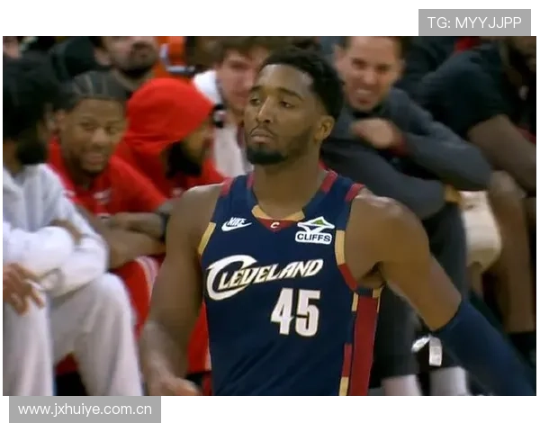 骑士队媒体日全景曝光米切尔新发型引发热烈讨论